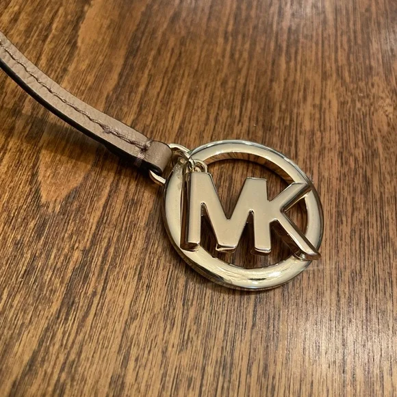 Michael Kors Rivington Messenger - Picture 5 of 7